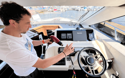 Перетяжка приборной панели яхты Galeon современными материалами