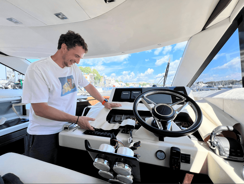 Перетяжка приборной панели яхты Galeon современными материалами