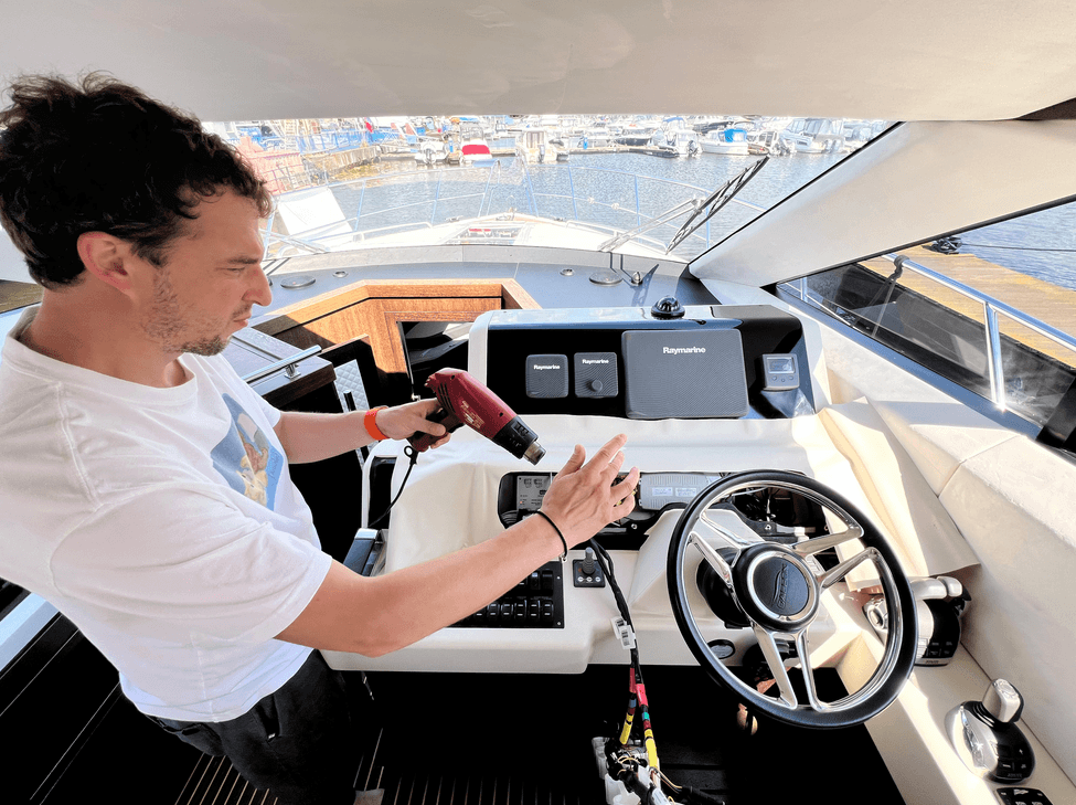 Перетяжка приборной панели яхты Galeon современными материалами