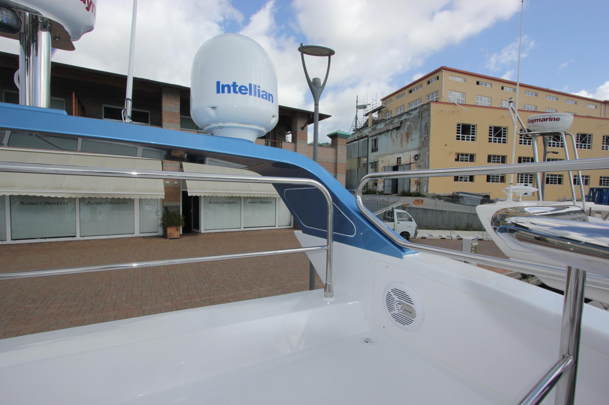 Монтаж AIS 650. Установка музыкальной системы и SAT тв на Azimut