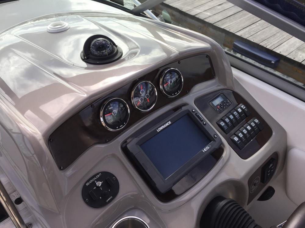 Монтаж дополнительного оборудования, тюнинг яхты Chaparral 270 Signature
