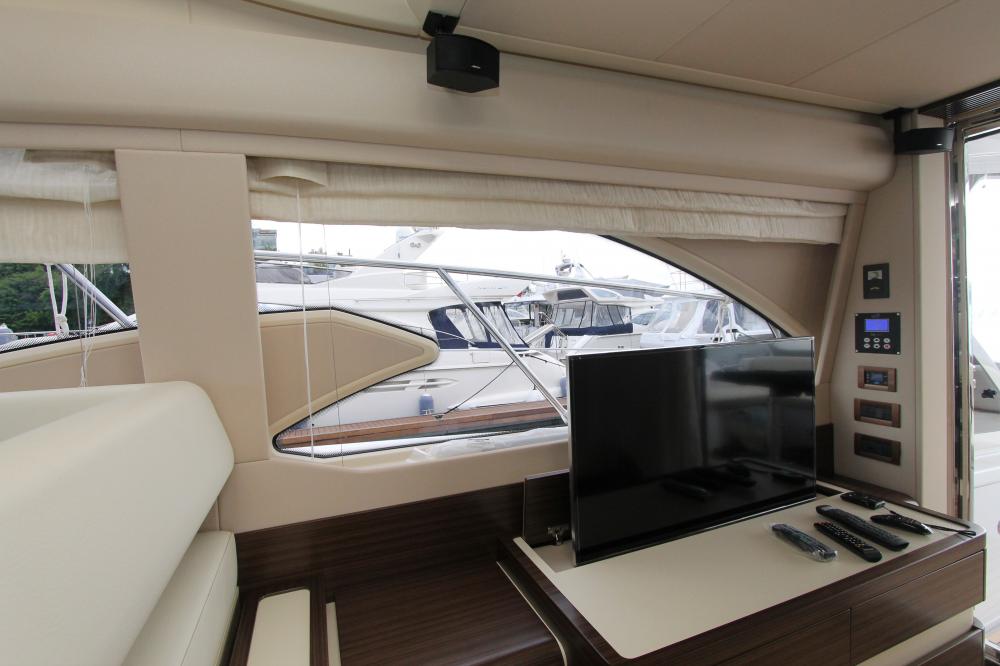 Монтаж дополнительного оборудования на яхту Azimut. Пошив тентов