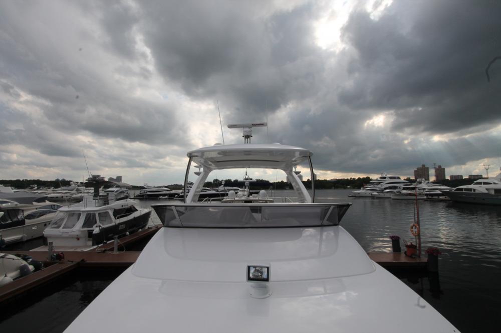 Монтаж дополнительного оборудования на яхту Azimut. Пошив тентов