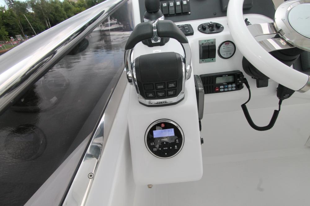 Монтаж дополнительного оборудования на яхту Azimut. Пошив тентов