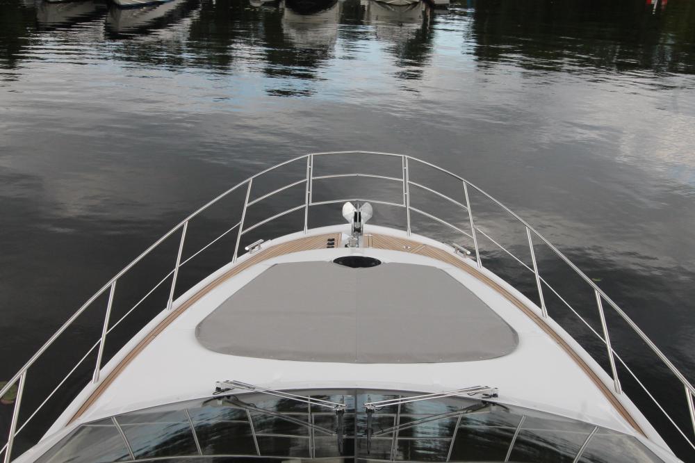 Монтаж дополнительного оборудования на яхту Azimut. Пошив тентов