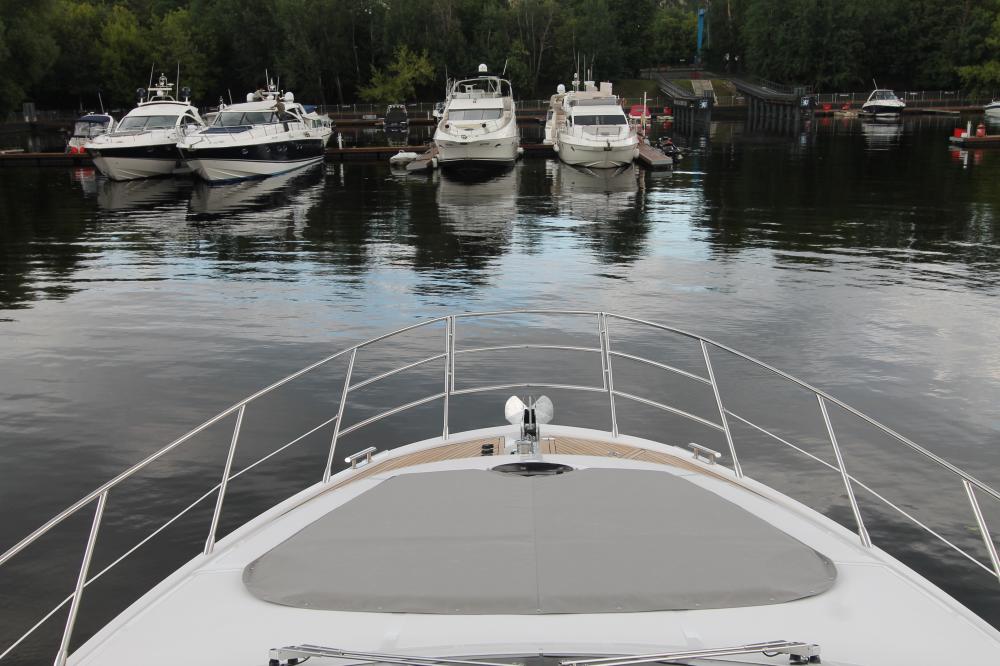 Монтаж дополнительного оборудования на яхту Azimut. Пошив тентов