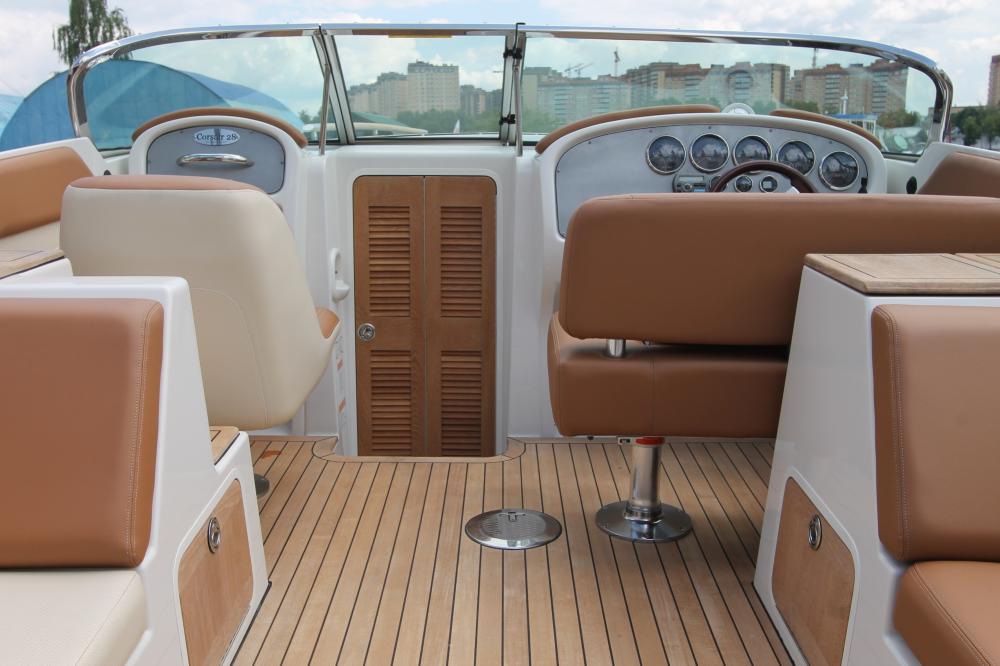 Предпродажная подготовка катера Chris-Craft. Полировка бортов и сервис двигателей