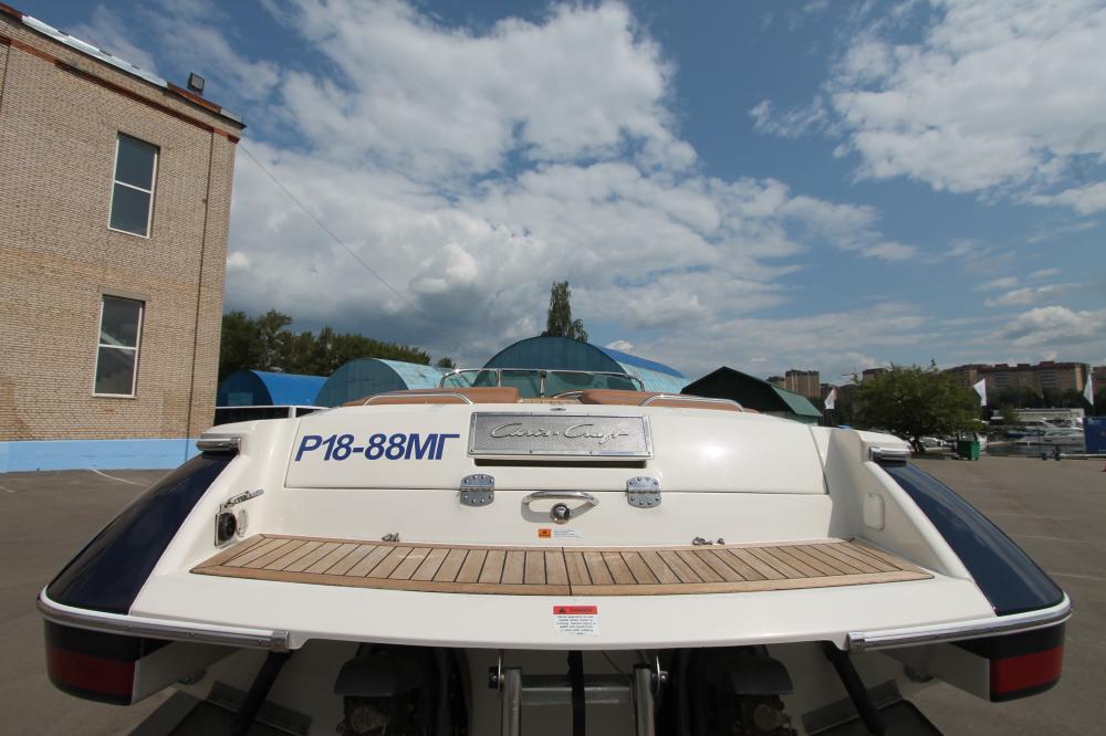 Предпродажная подготовка катера Chris-Craft. Полировка бортов и сервис двигателей