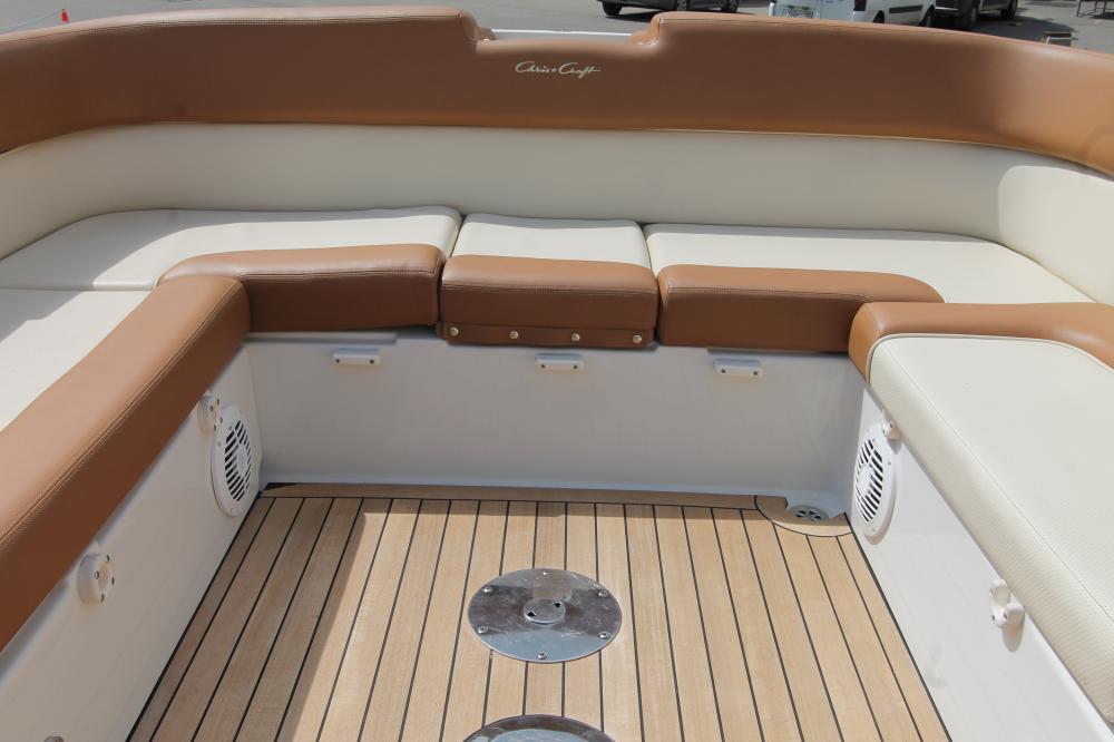 Предпродажная подготовка катера Chris-Craft. Полировка бортов и сервис двигателей