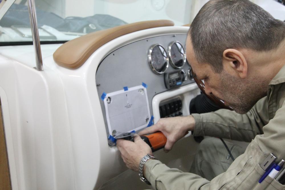 Предпродажная подготовка катера Chris-Craft. Полировка бортов и сервис двигателей