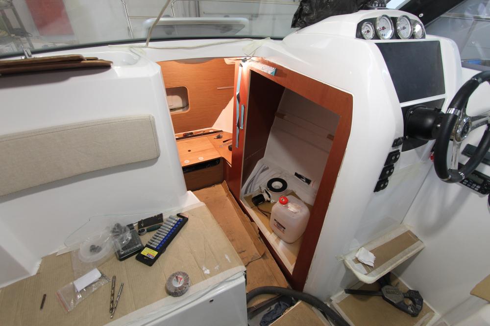Монтаж оборудования и подвесного двигателя на катер Beneteau Antares 6.80