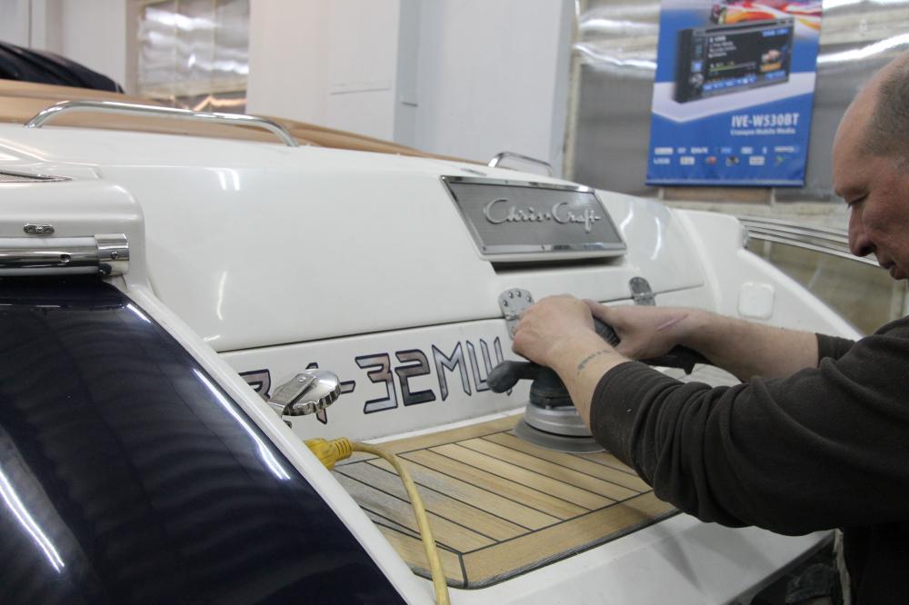 Предпродажная подготовка катера Chris-Craft. Полировка бортов и сервис двигателей