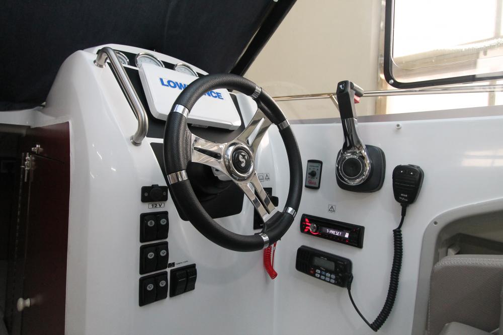 Монтаж оборудования и подвесного двигателя на катер Beneteau Antares 6.80