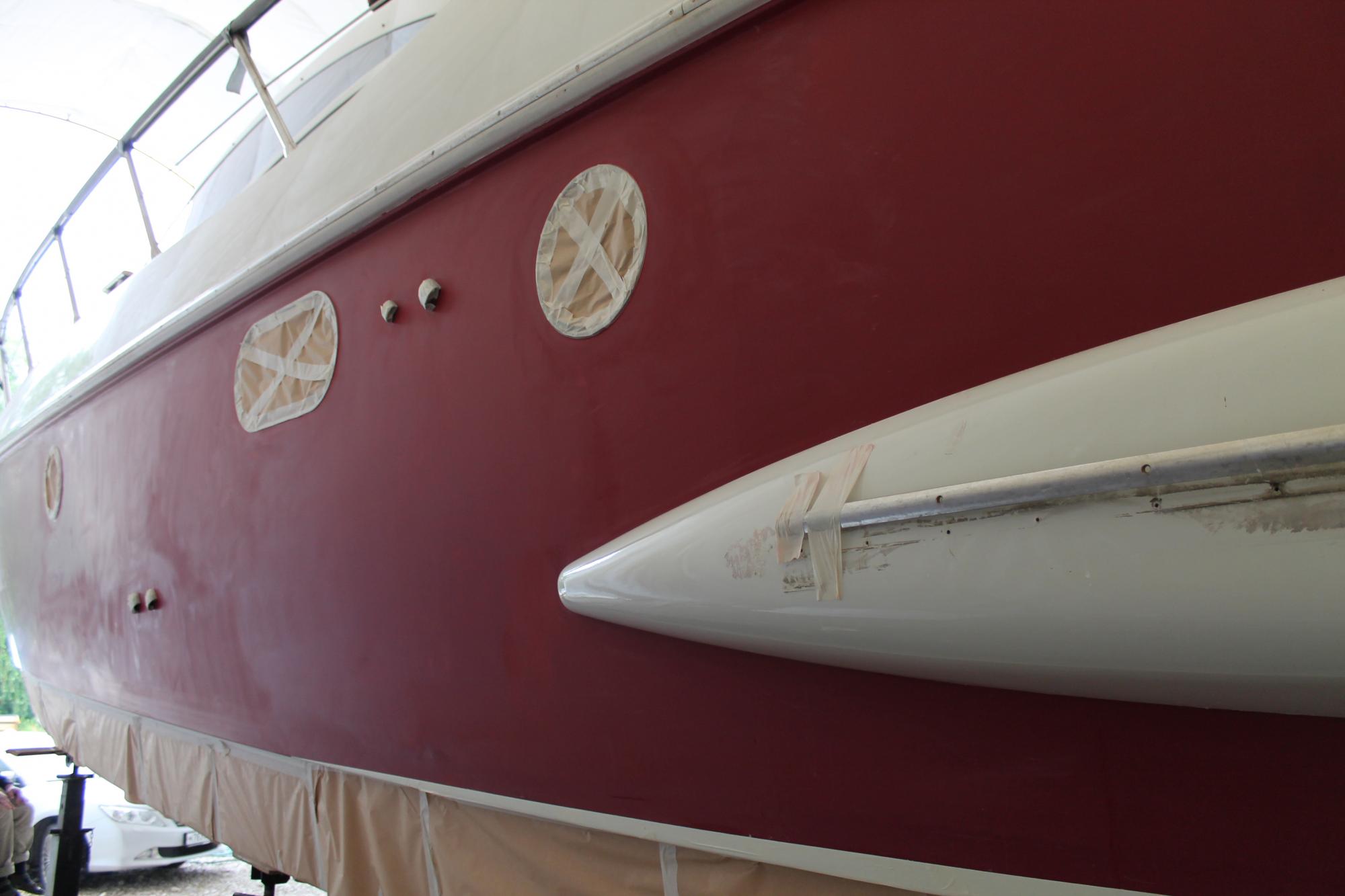 Монтаж дополнительного оборудования. Покраска борта яхты Azimut 43S