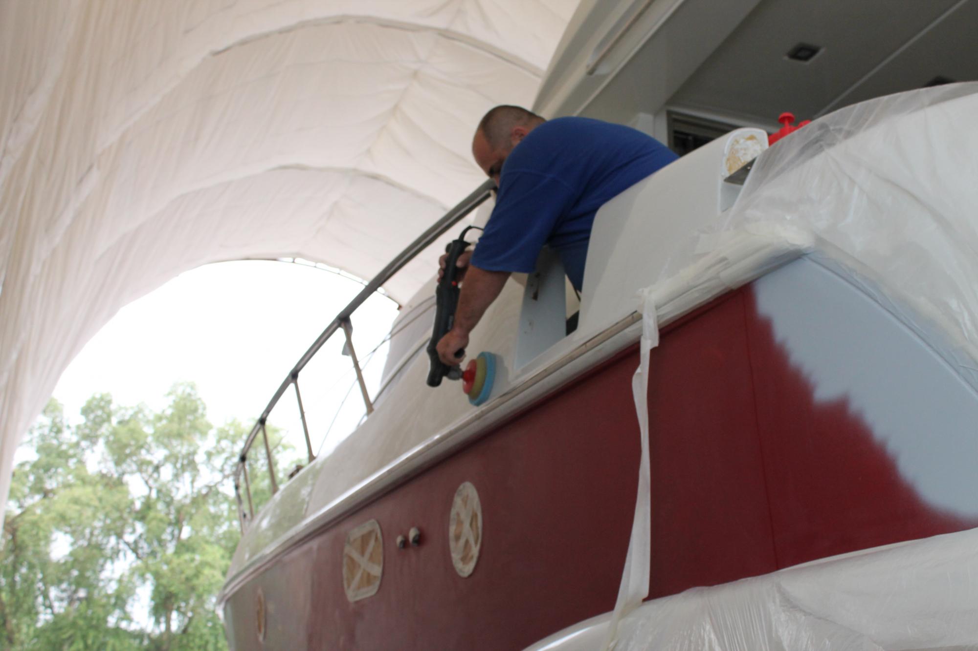 Монтаж дополнительного оборудования. Покраска борта яхты Azimut 43S