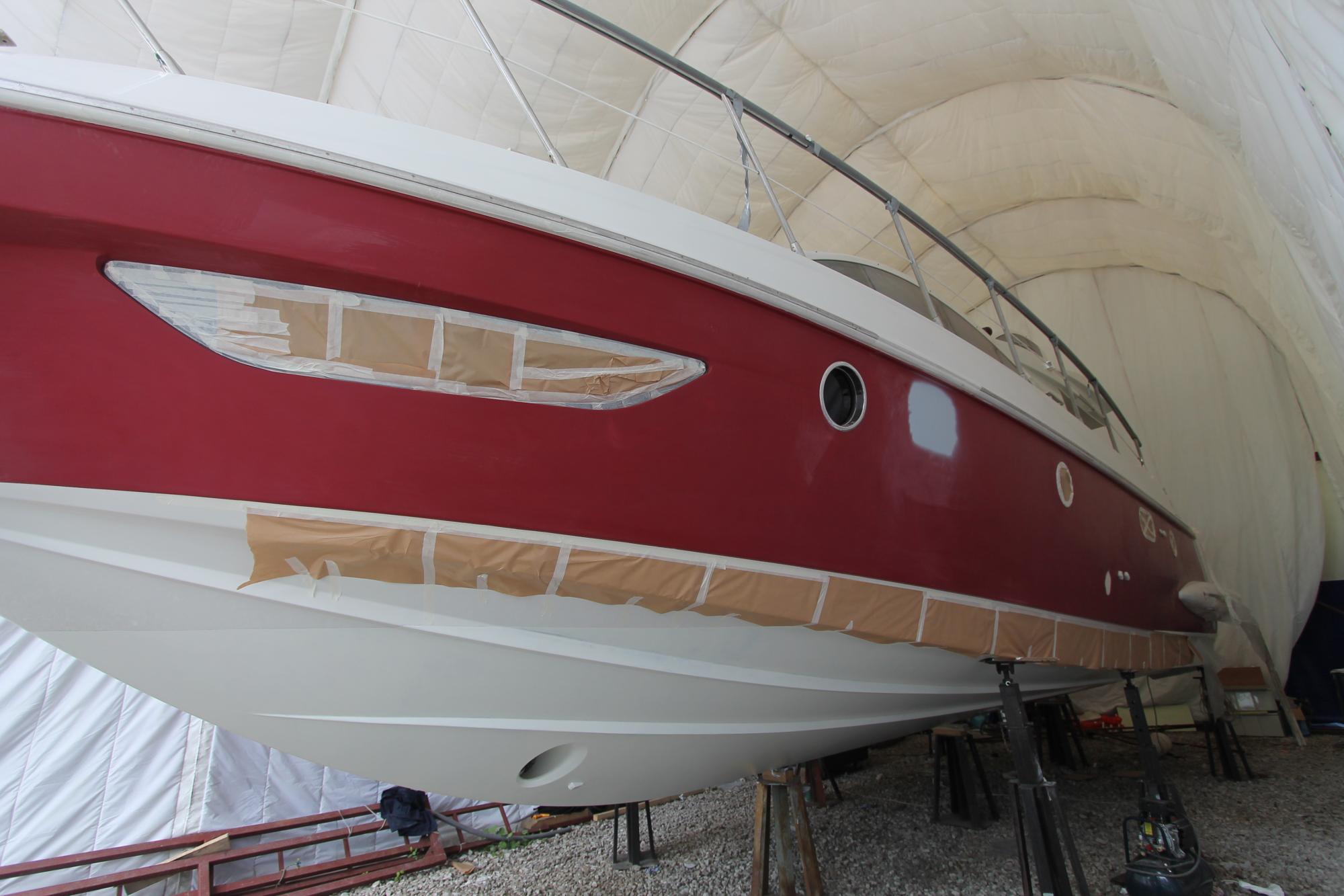 Монтаж дополнительного оборудования. Покраска борта яхты Azimut 43S