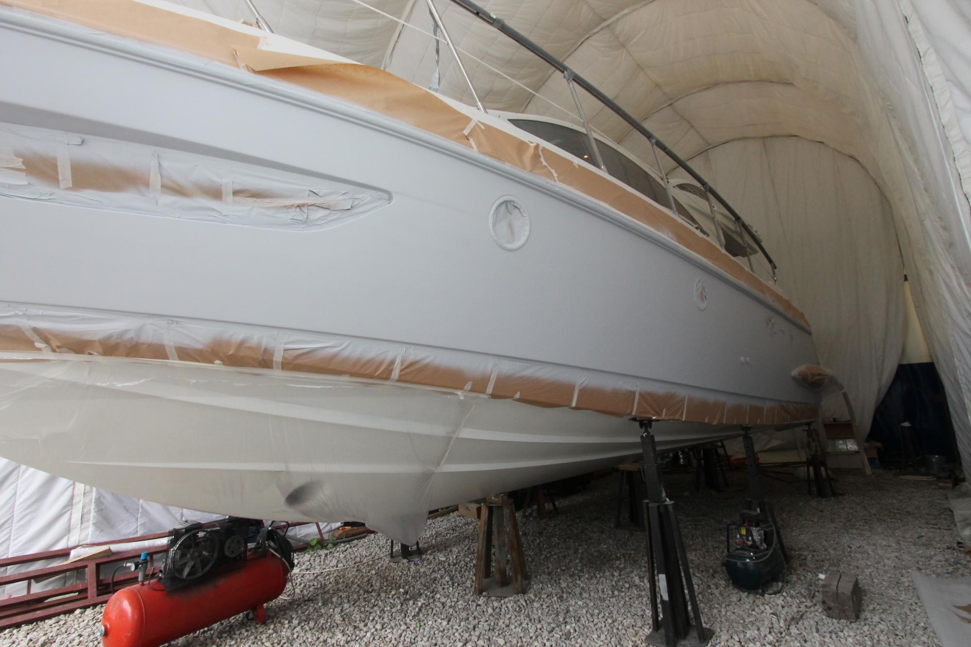 Монтаж дополнительного оборудования. Покраска борта яхты Azimut 43S