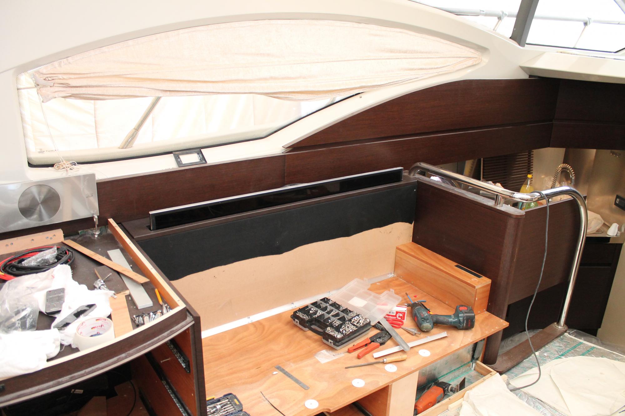 Монтаж дополнительного оборудования. Покраска борта яхты Azimut 43S