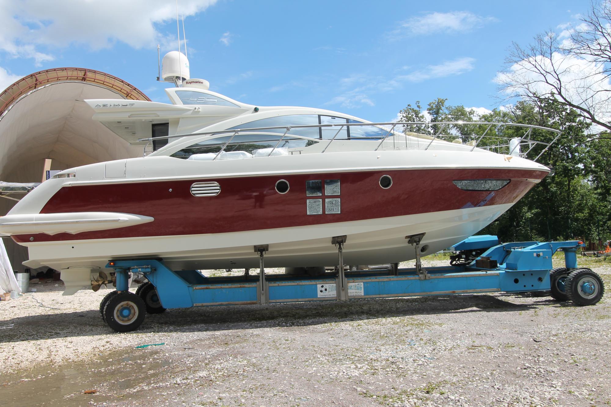 Монтаж дополнительного оборудования. Покраска борта яхты Azimut 43S