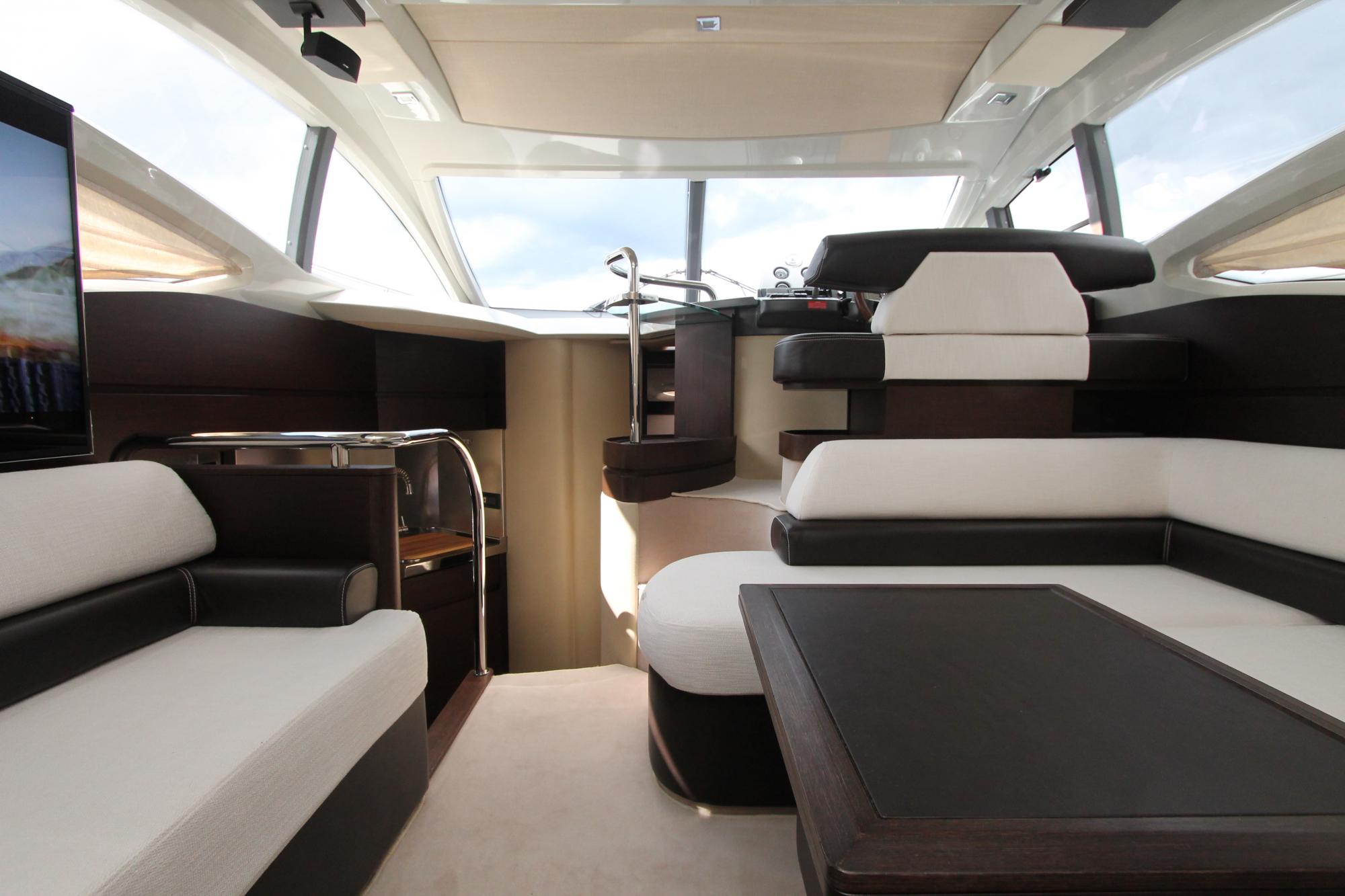 Монтаж дополнительного оборудования. Покраска борта яхты Azimut 43S