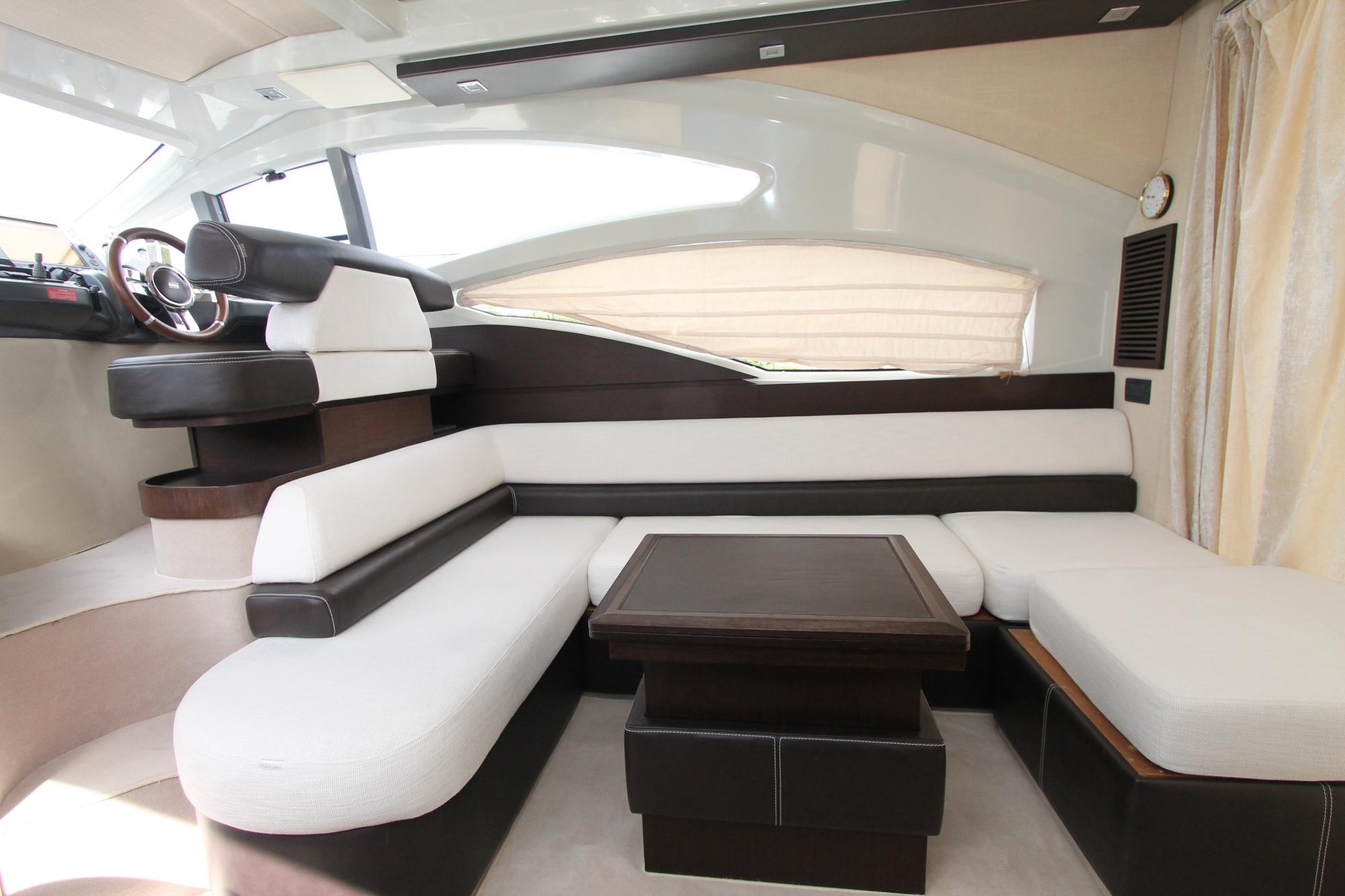 Монтаж дополнительного оборудования. Покраска борта яхты Azimut 43S