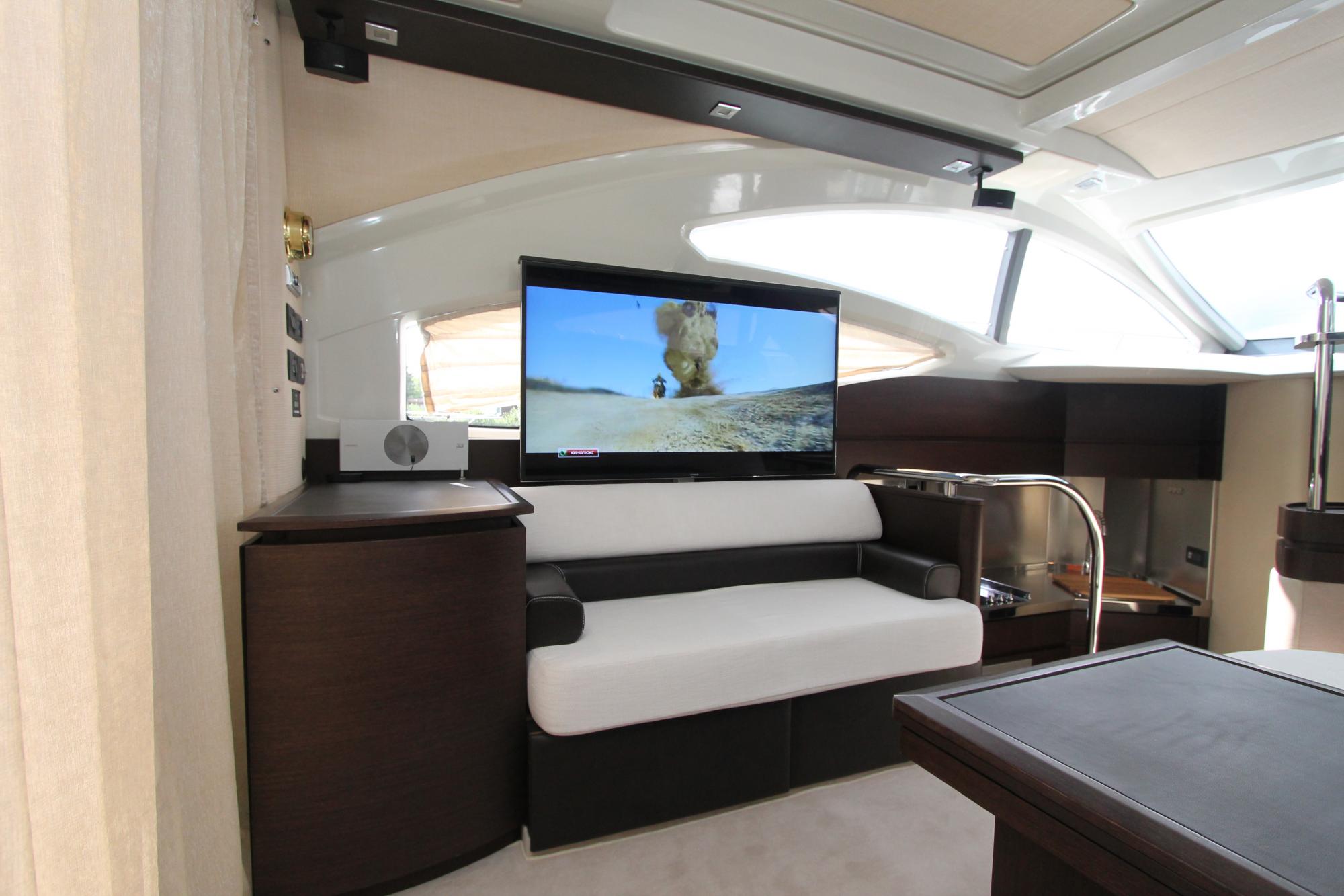 Монтаж дополнительного оборудования. Покраска борта яхты Azimut 43S