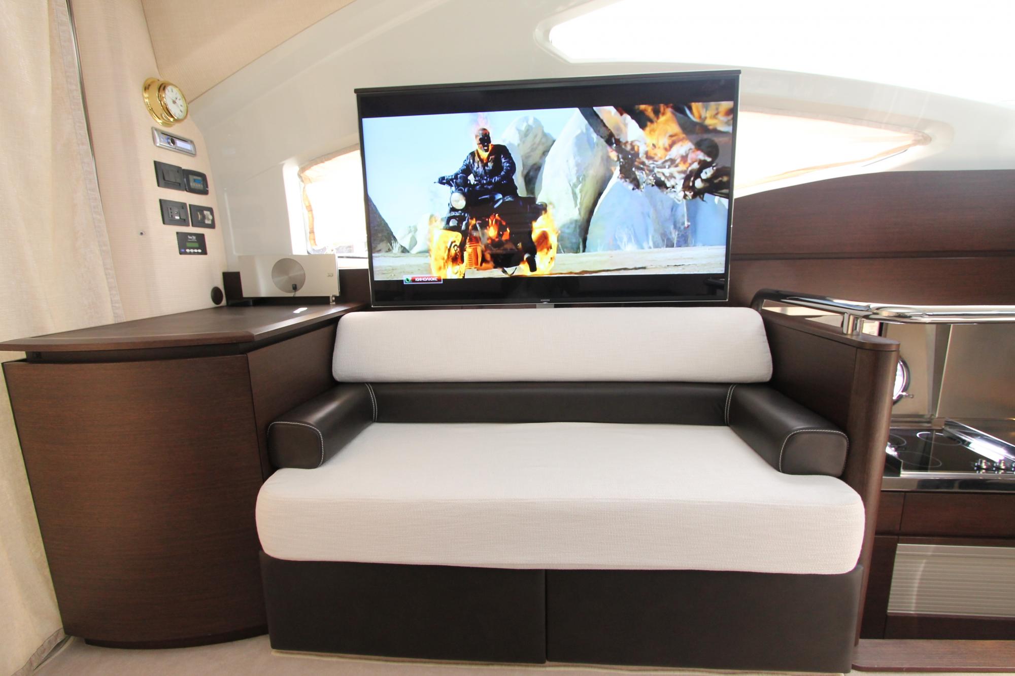 Монтаж дополнительного оборудования. Покраска борта яхты Azimut 43S
