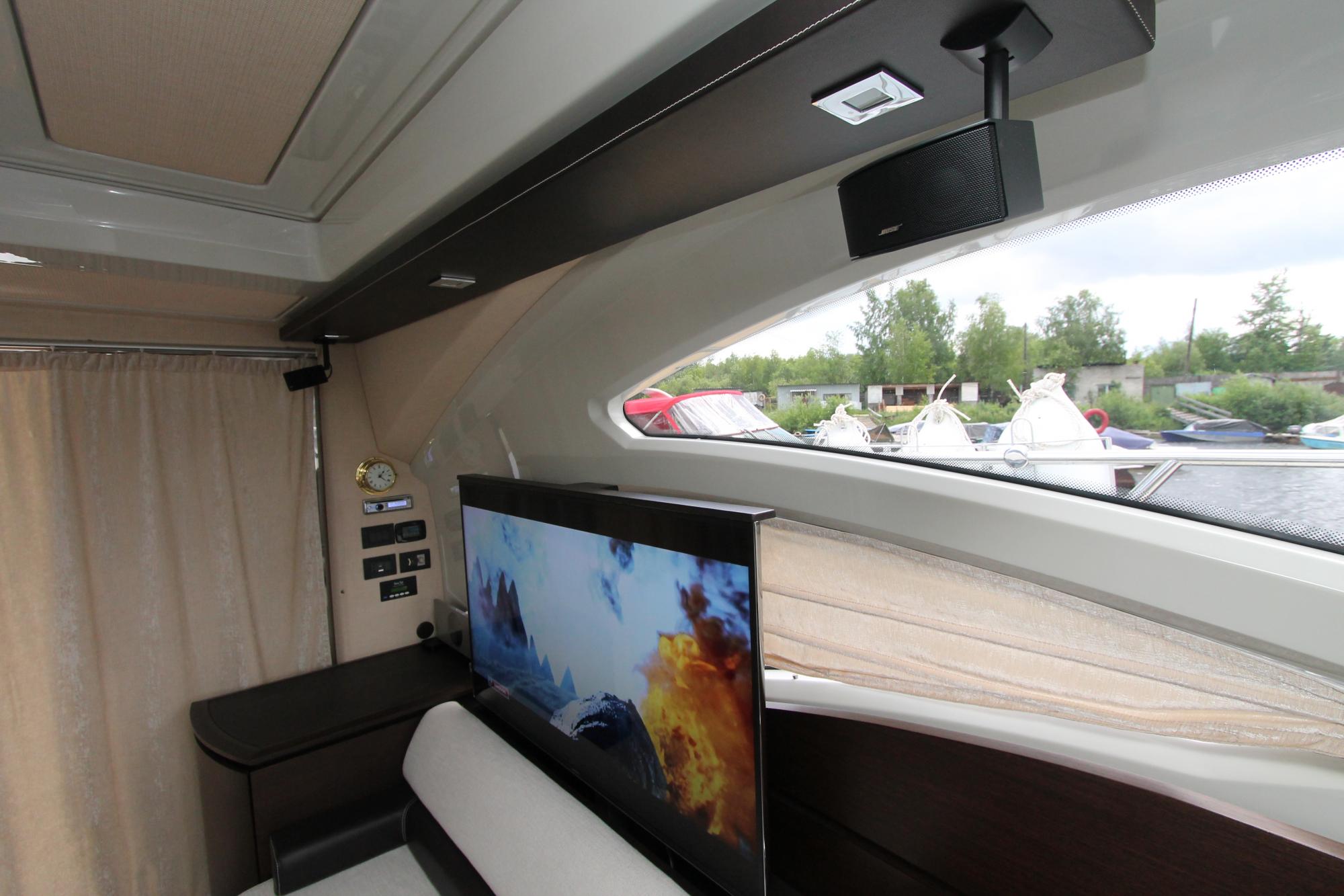Монтаж дополнительного оборудования. Покраска борта яхты Azimut 43S