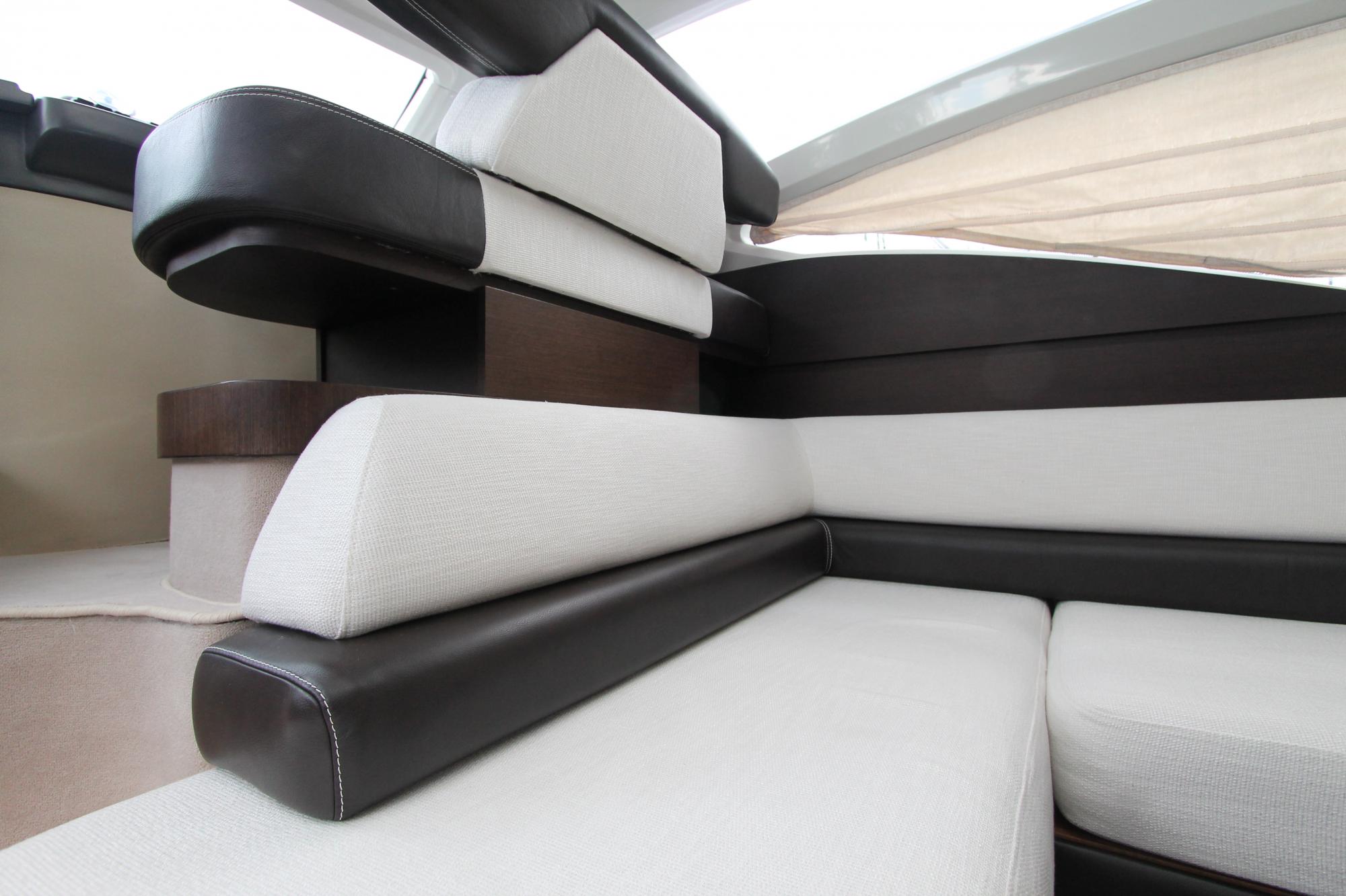Монтаж дополнительного оборудования. Покраска борта яхты Azimut 43S