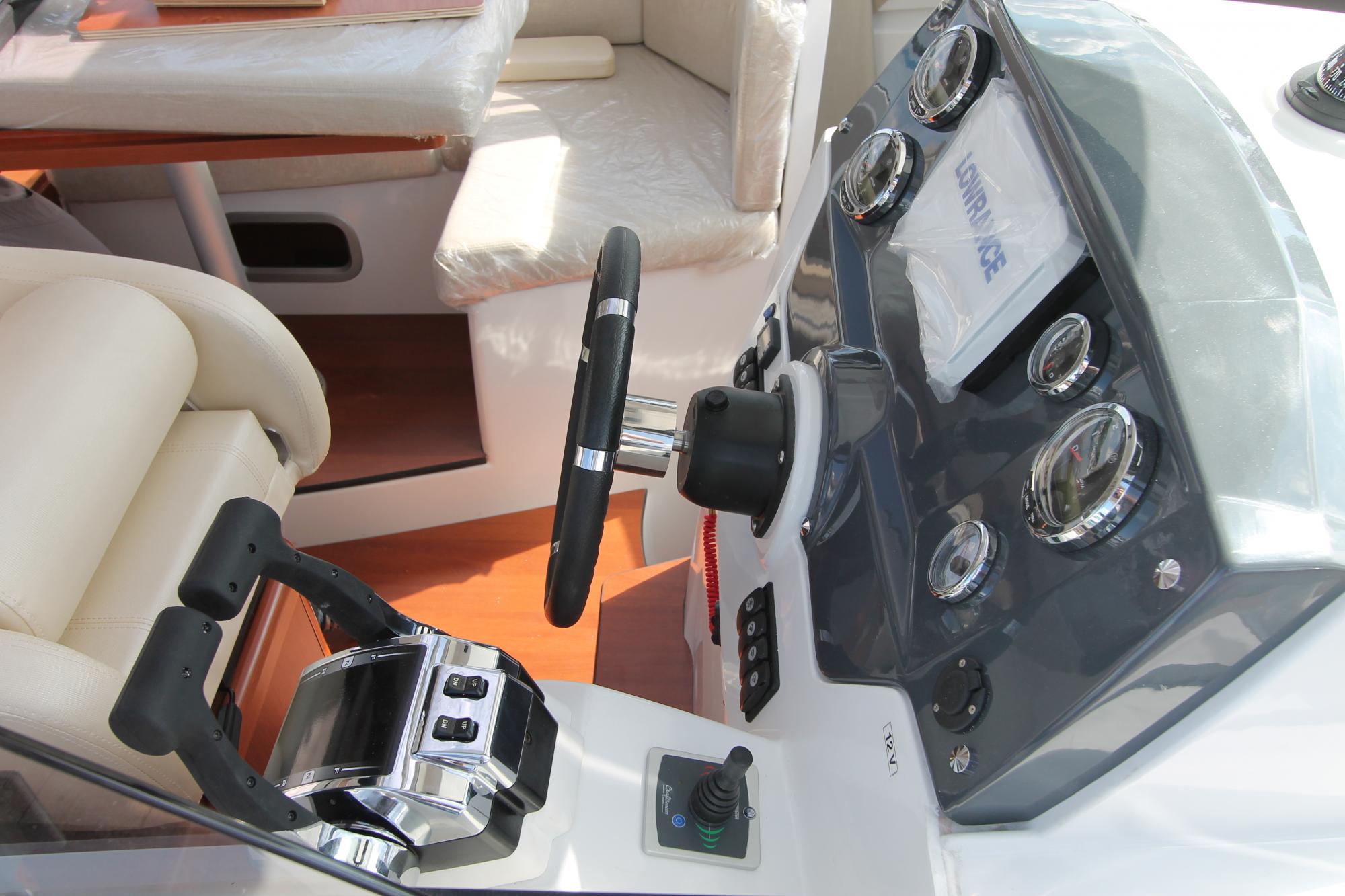 Монтаж оборудования и двух двигателей MERCURY 150 на Beneteau 8.80