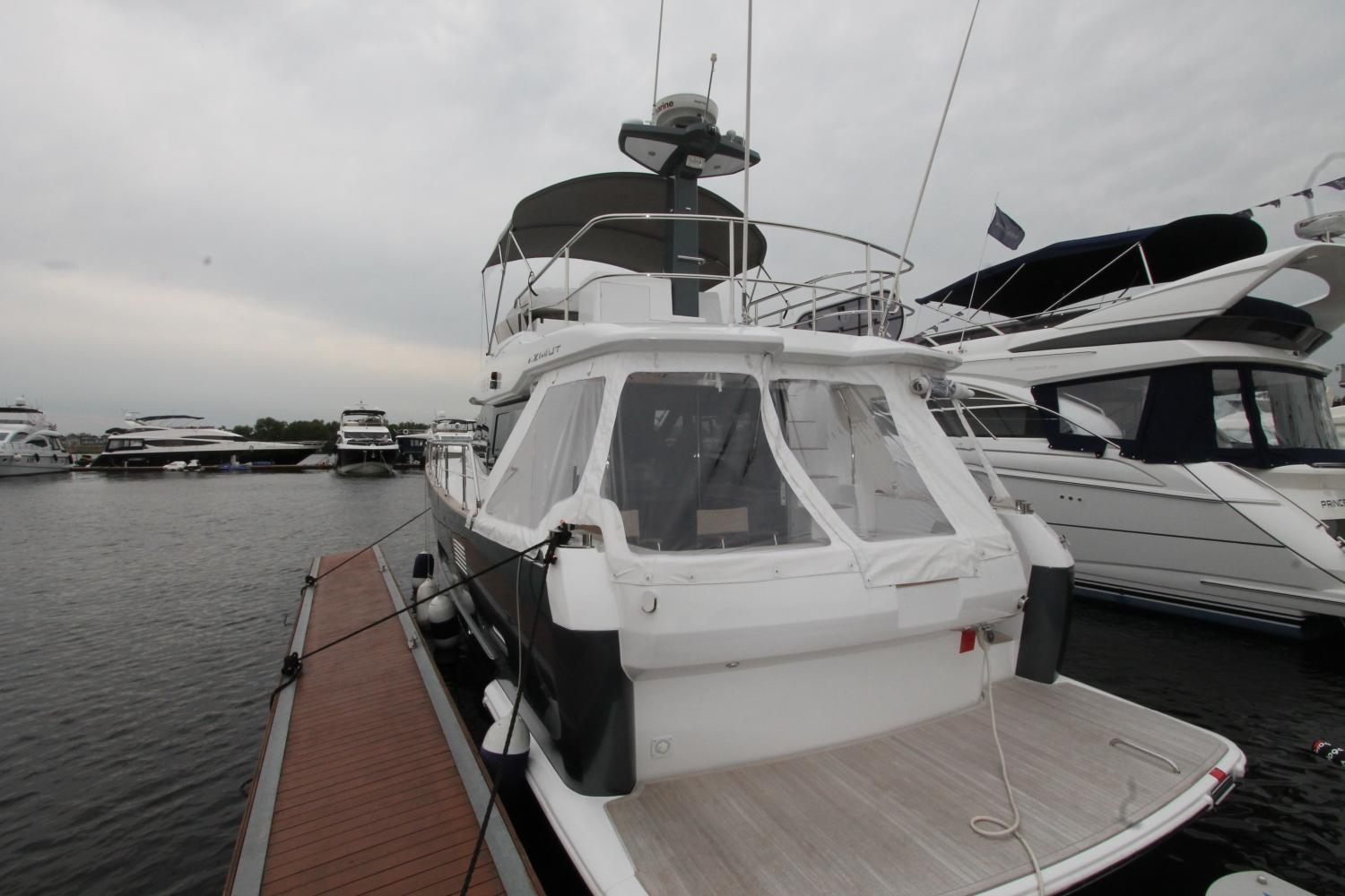 Монтаж дополнительного оборудования и пошив тента на яхту Azimut Magellano 43 FLY