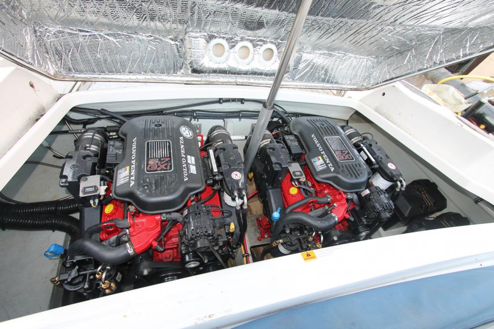 Предпродажная подготовка катера Chris-Craft. Полировка бортов и сервис двигателей